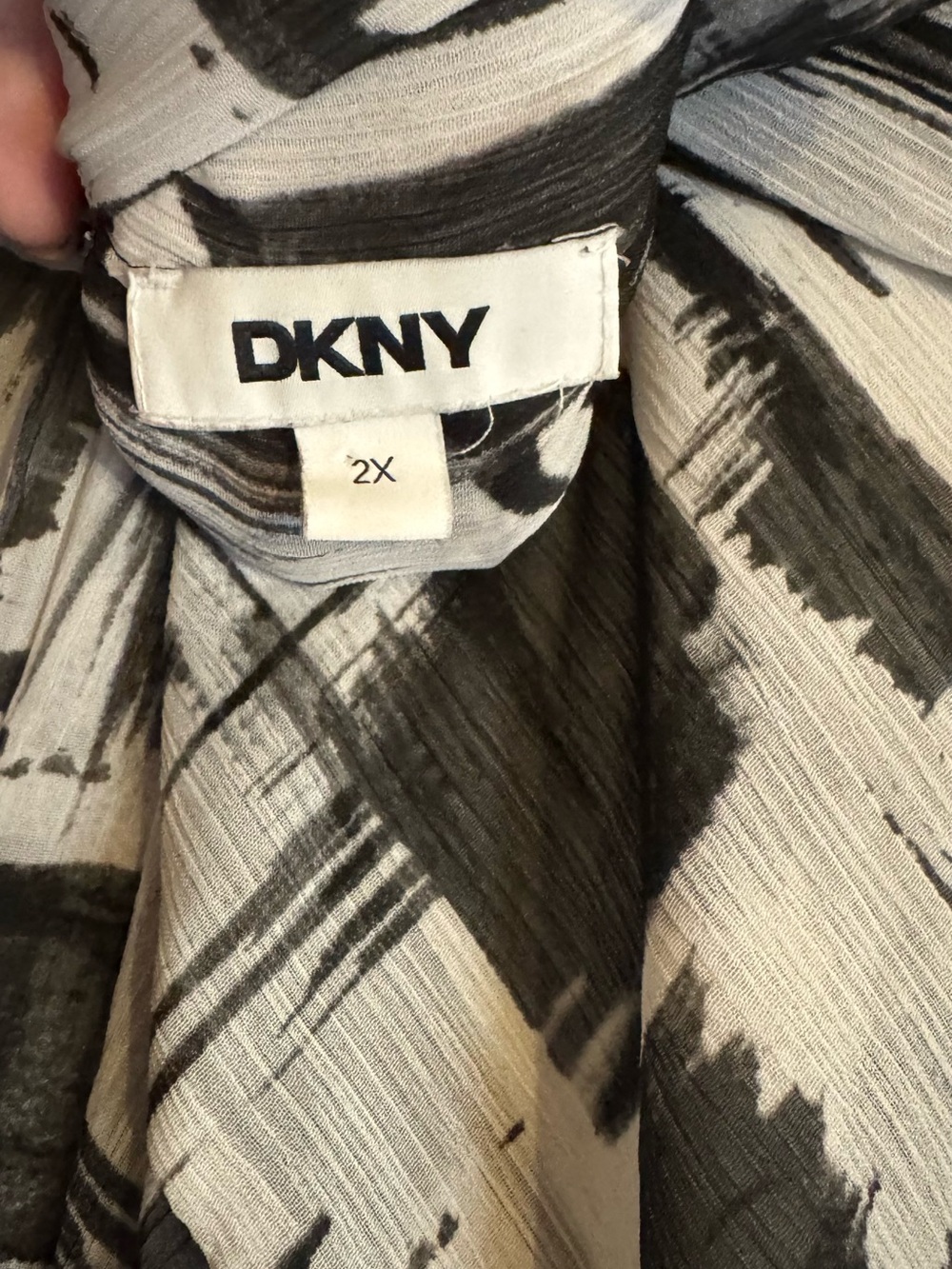 DKNY Black/Gray & White Abstract Brushstroke Button-Up Blouse  PLUS: 2X   #R - Picture 7 of 9